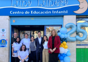 Visita del alcalde de Torrejón de Ardoz, Alejandro Navarro, a Luna Lunera, con motivo del 25 aniversario.